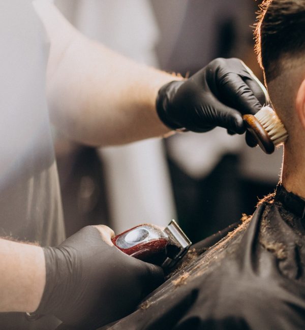 cliente-facendo-taglio-di-capelli-in-un-salone-di-barbiere_1303-20762